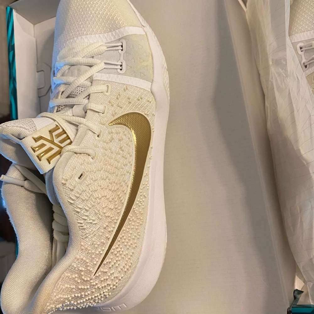 Kyrie 3 white and gold size 10.5